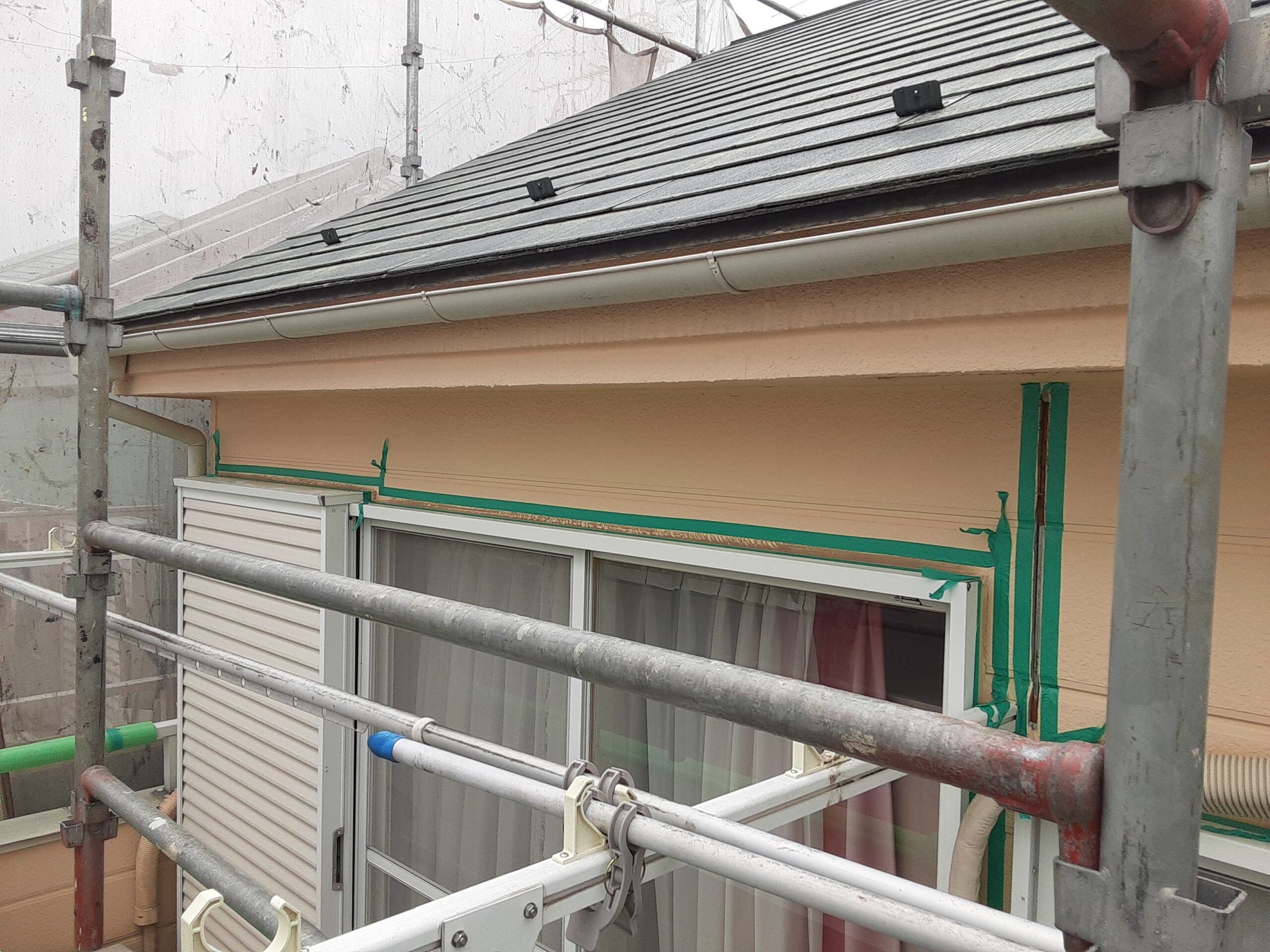 埼玉県さいたま市見沼区のI様邸（木造2階建て）にて塗り替え塗装中　雨のため塗装作業を中断