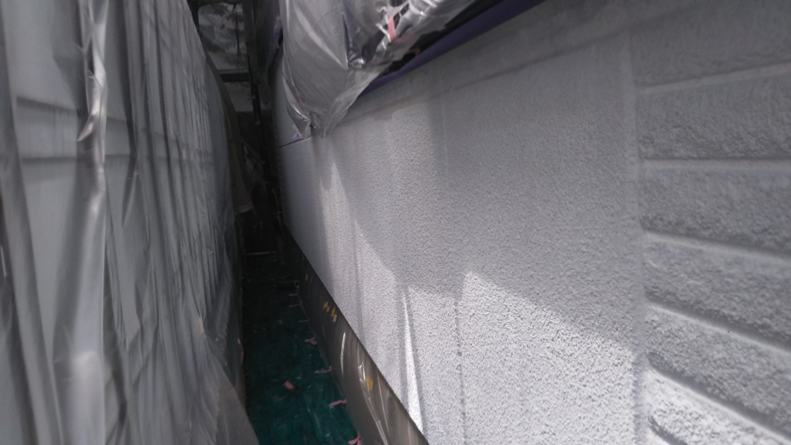 埼玉県さいたま市南区の某マンション（鉄骨3階建て）にて外壁の下塗り・中塗り塗装