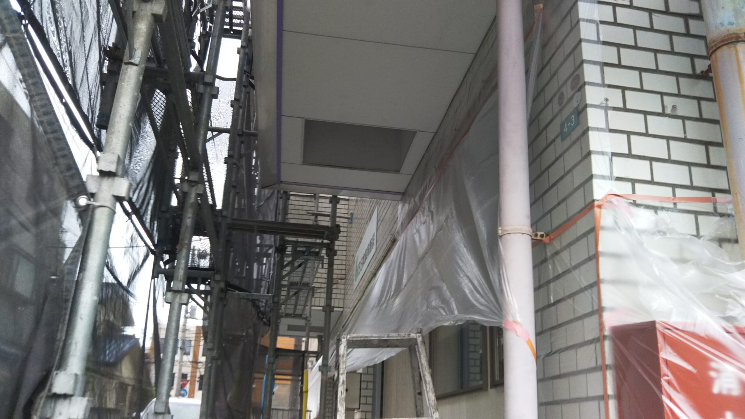 埼玉県さいたま市南区の某マンション　雨のため塗装工事を中断｜（鉄骨3階建て）にて塗り替えリフォーム中