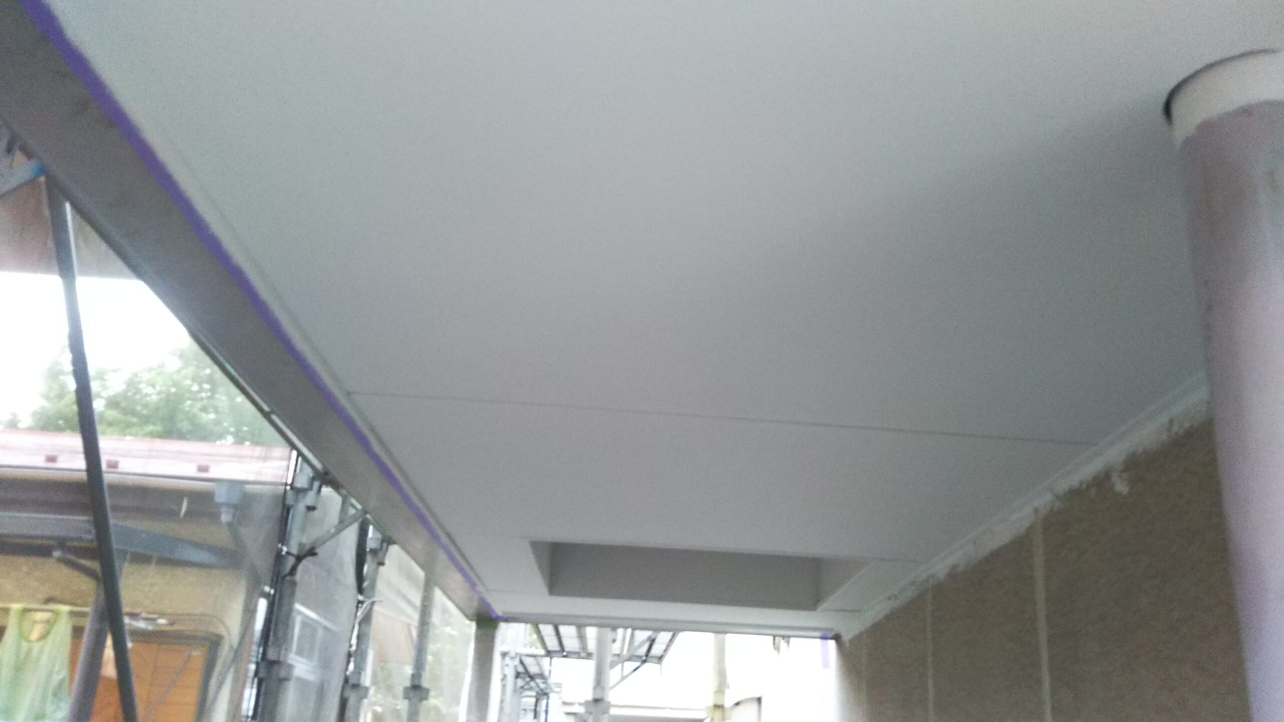 埼玉県さいたま市南区の某マンション（鉄骨3階建て）にて軒と外壁の下塗り塗装