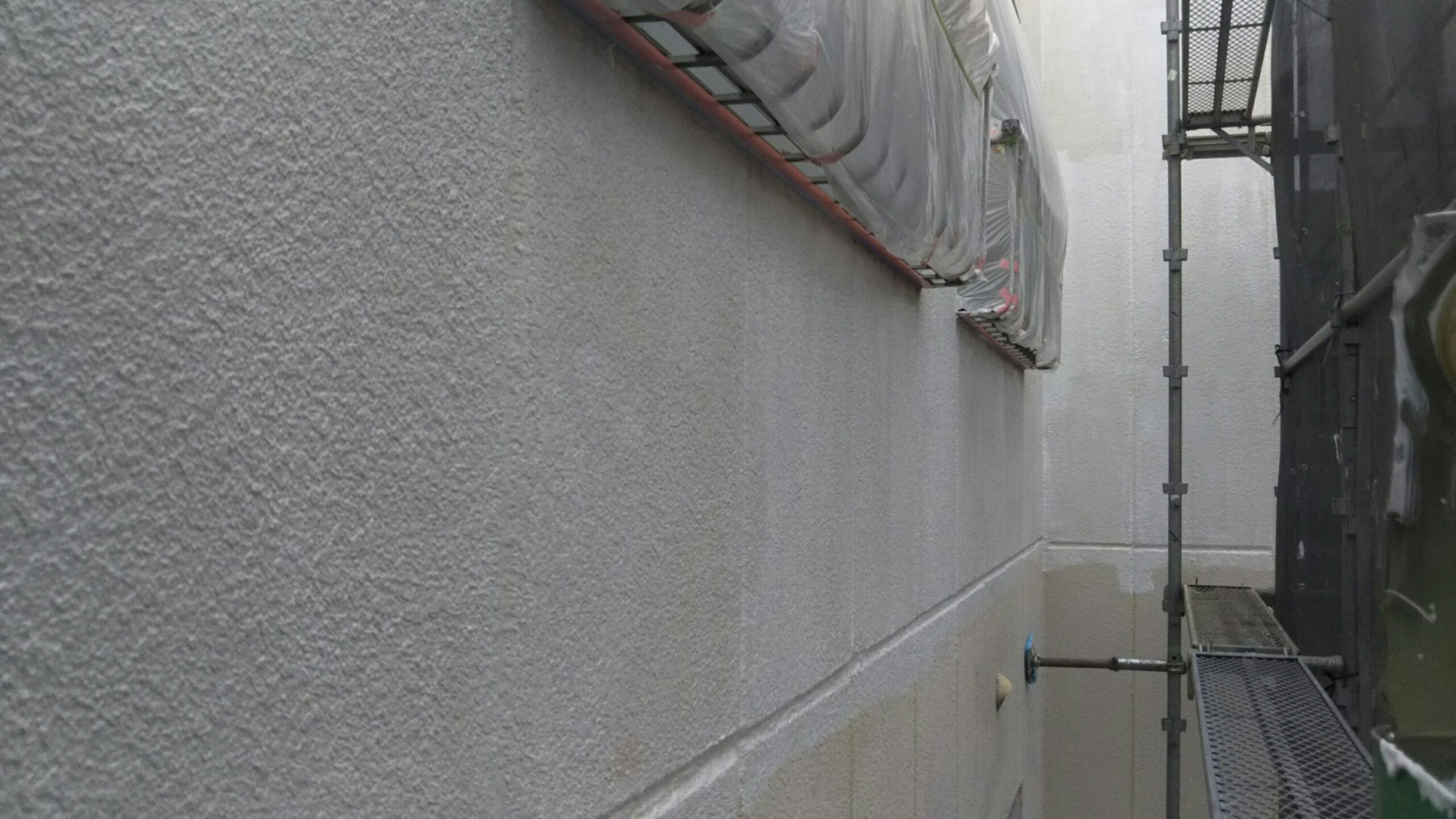 埼玉県さいたま市南区の某マンション　雨のため引き続き塗装作業を中断｜（鉄骨３階建て）にて塗り替えリフォーム中
