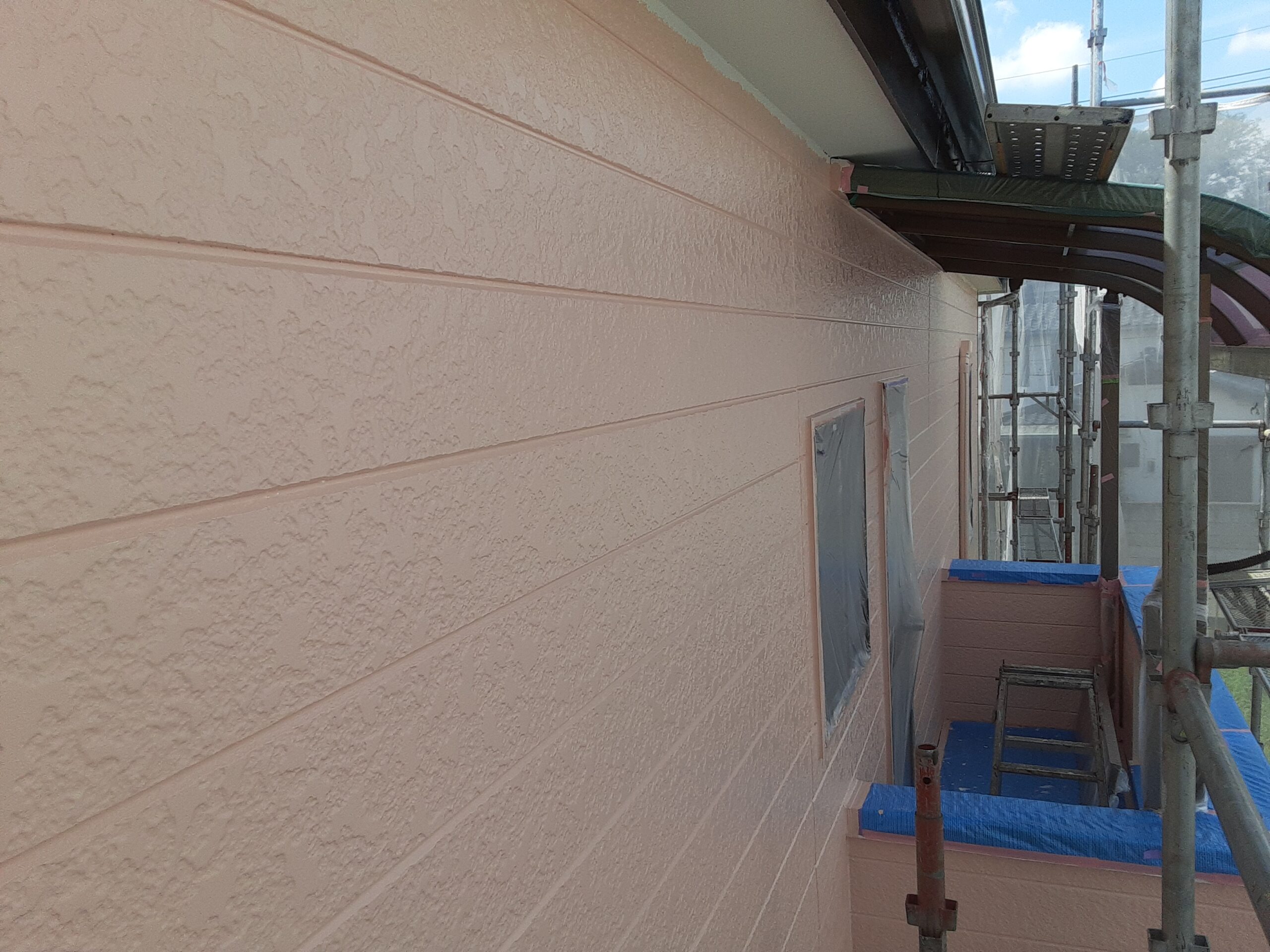 埼玉県さいたま市　外壁中塗り、屋根仕上げ塗装/さいたま市緑区の(木造３階建て)W様邸にて塗り替えリホーム中