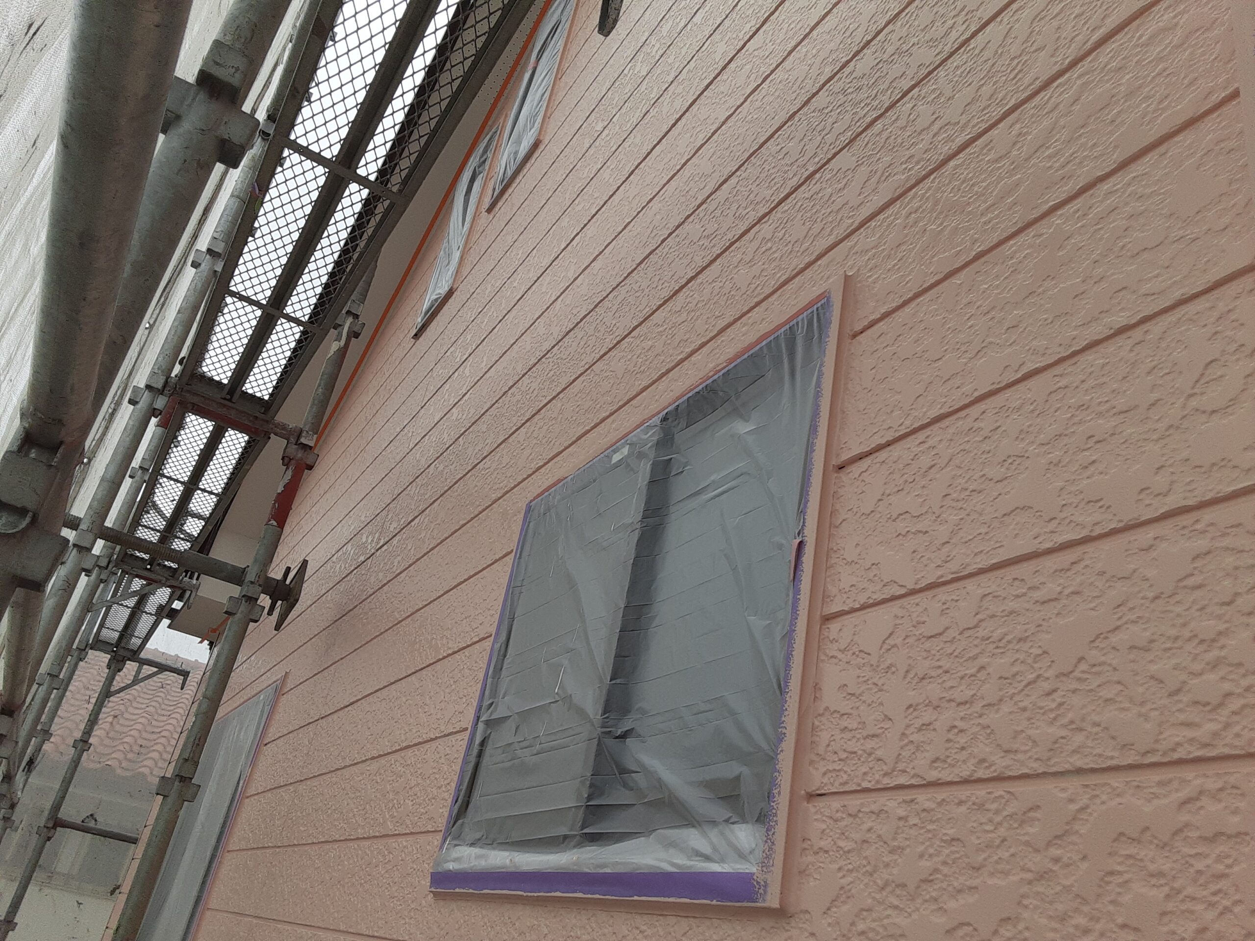 埼玉県さいたま市緑区の(木造３階建て)W様邸にて塗り替えリホーム中　外壁の仕上げ塗装/