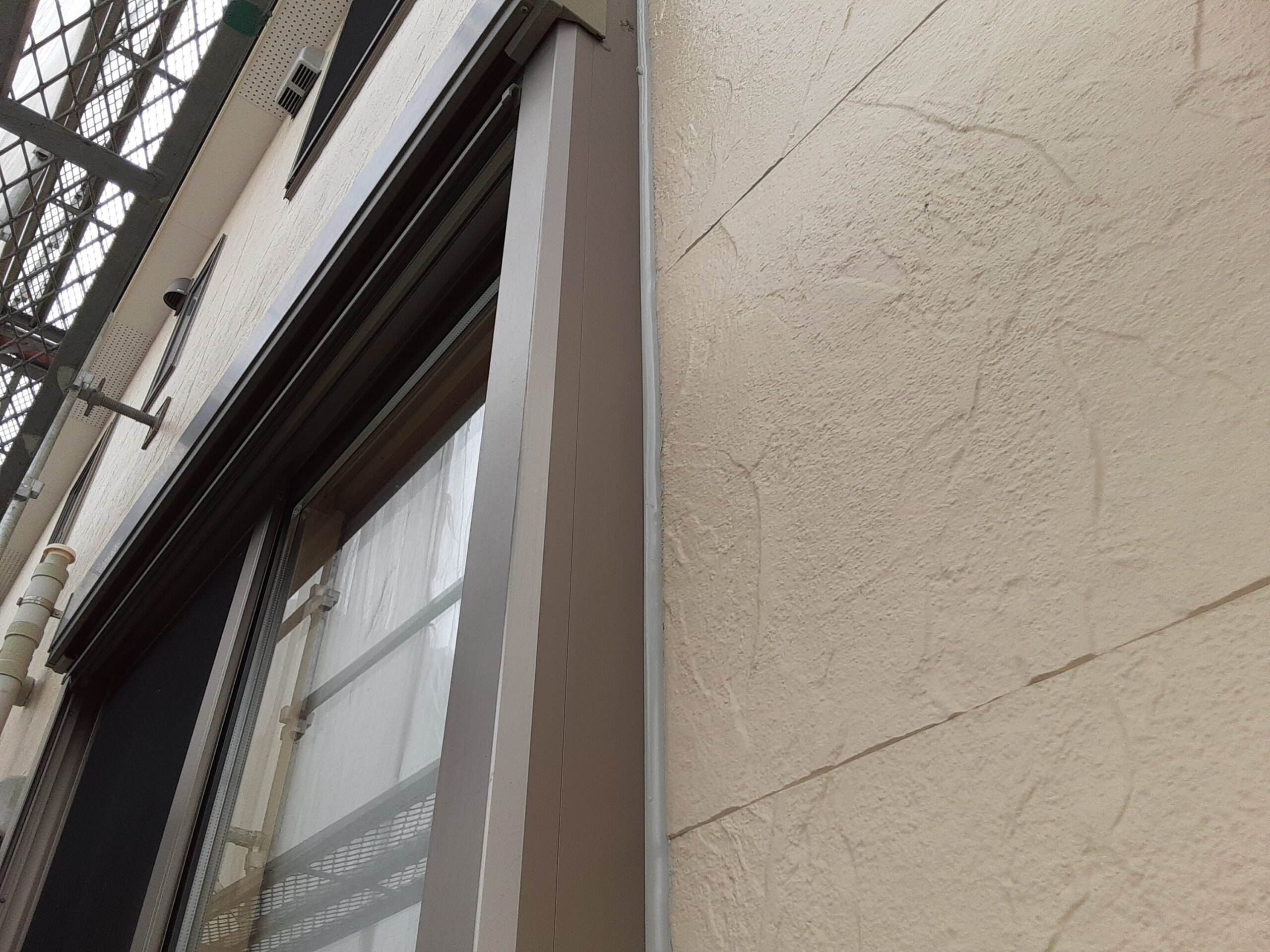 埼玉県さいたま市見沼区の(木造2階建て)T様邸にて塗り替えリホーム中外壁のコーキングの打ち替え、外壁塗装の養生
