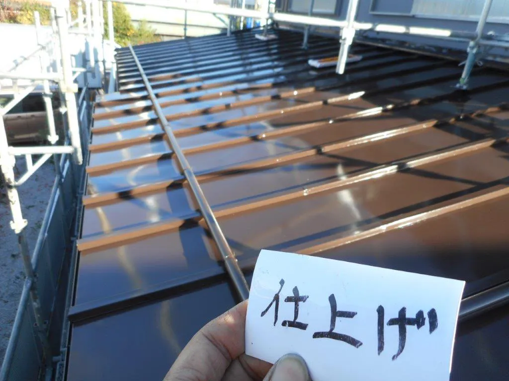 下屋根の仕上げ塗装