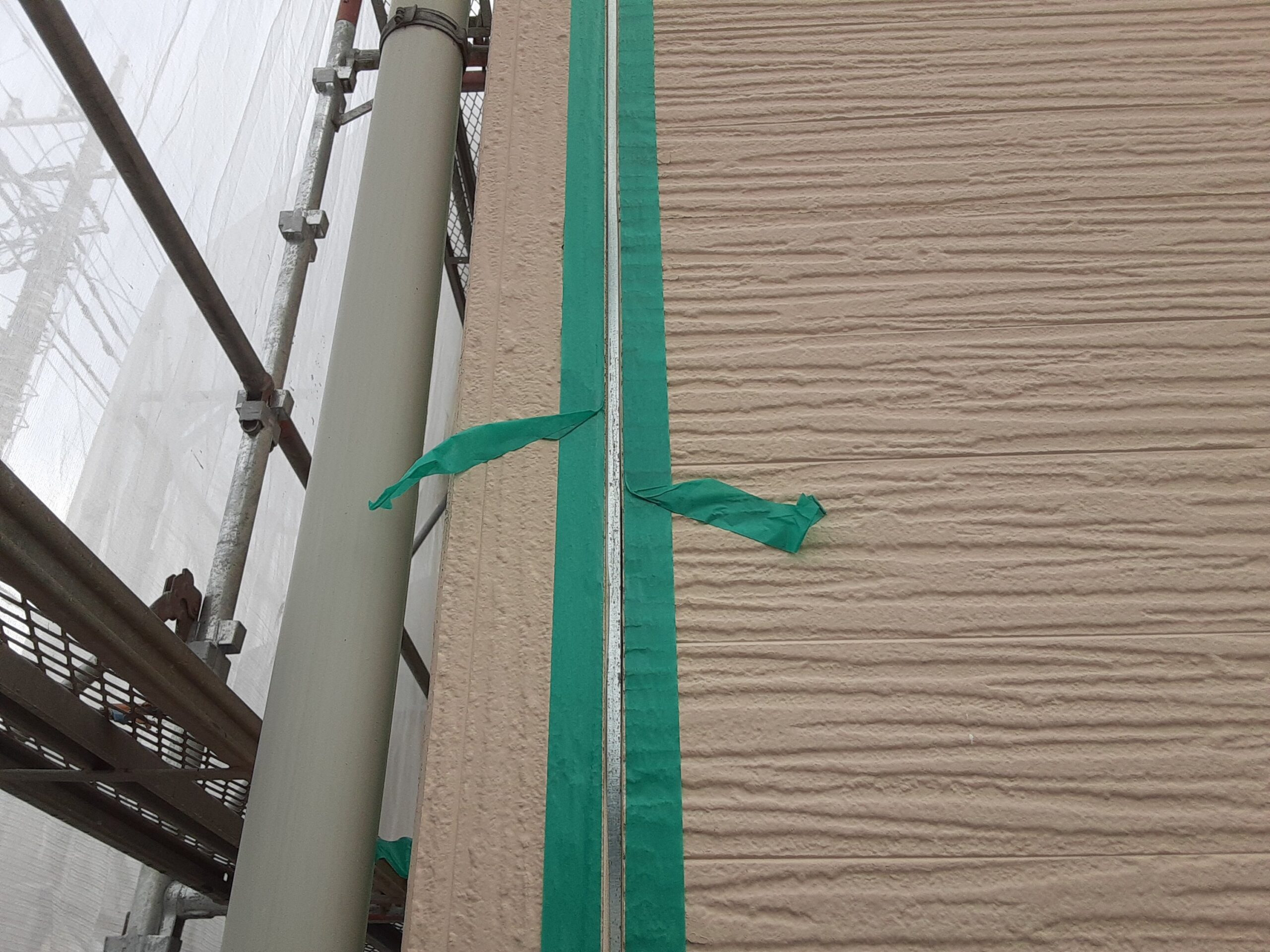 埼玉県さいたま市岩槻区のK様邸（木造2階建て）にて外壁のコーキング打ち替え・外壁の養生作業