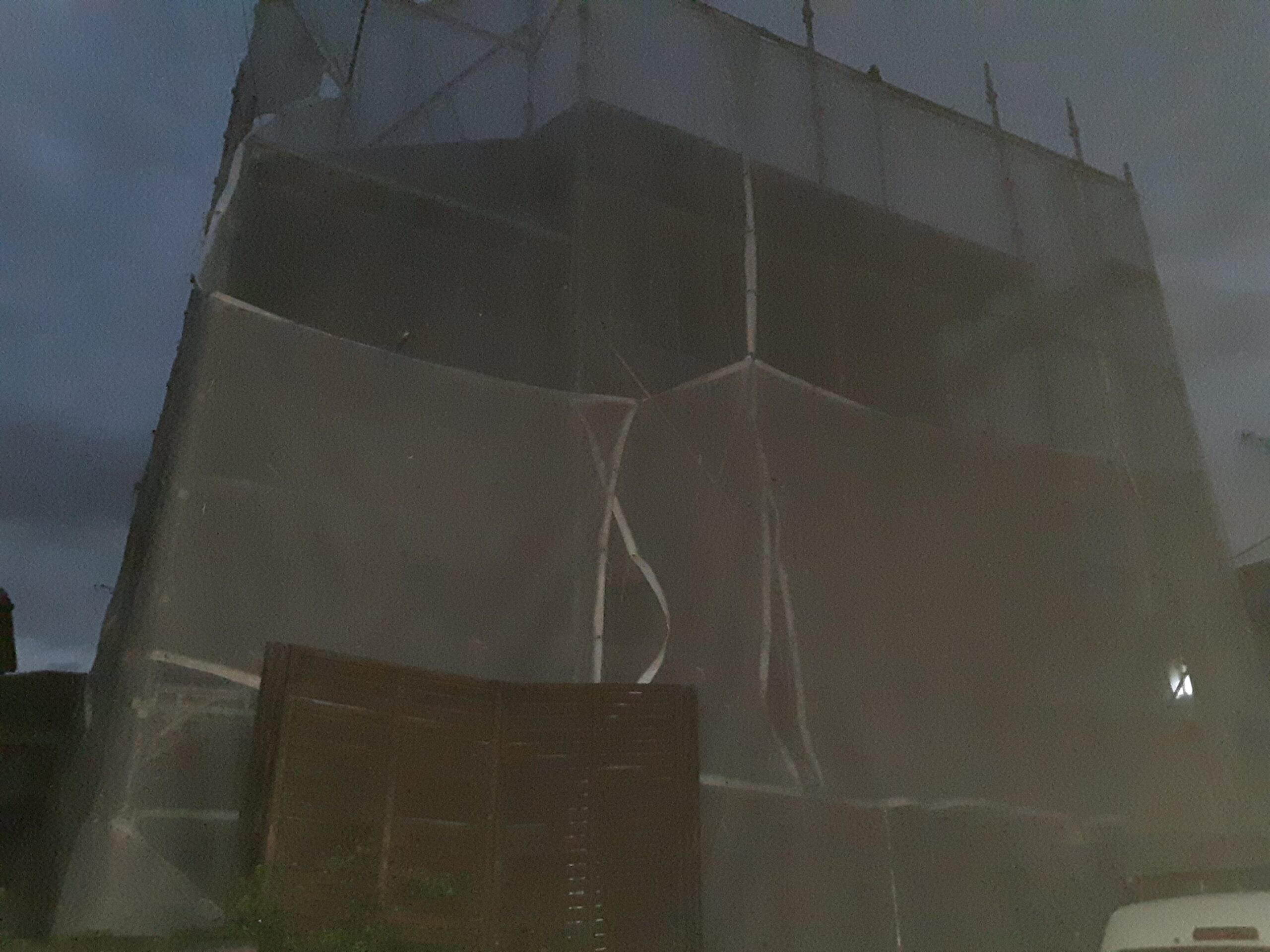 埼玉県さいたま市緑区のN様邸（木造2階建て）にて外壁塗装前のメッシュシート張り付け