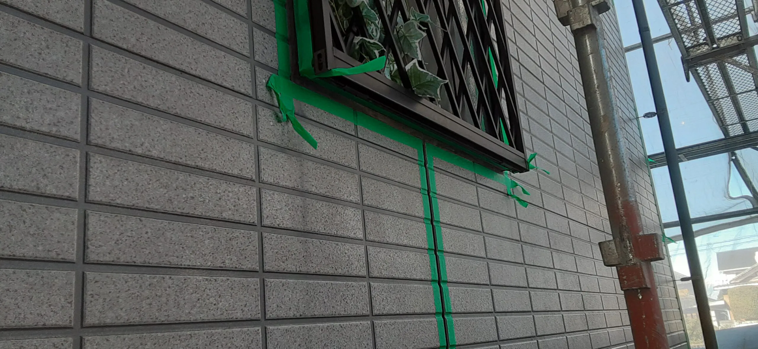 埼玉県さいたま市岩槻区の(木造2階建て)M様邸にて塗り替えリホーム中　外壁のコーキング撤去、テープ貼り/