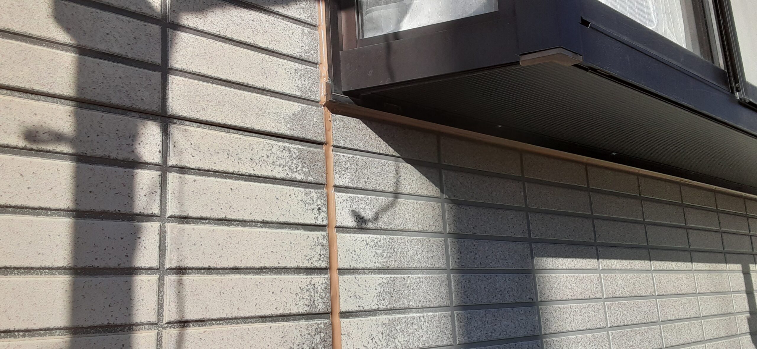 埼玉県さいたま市　外壁コーキング打ち替え、養生/さいたま市岩槻区の(木造2階建て)M様邸にて塗り替えリホーム中