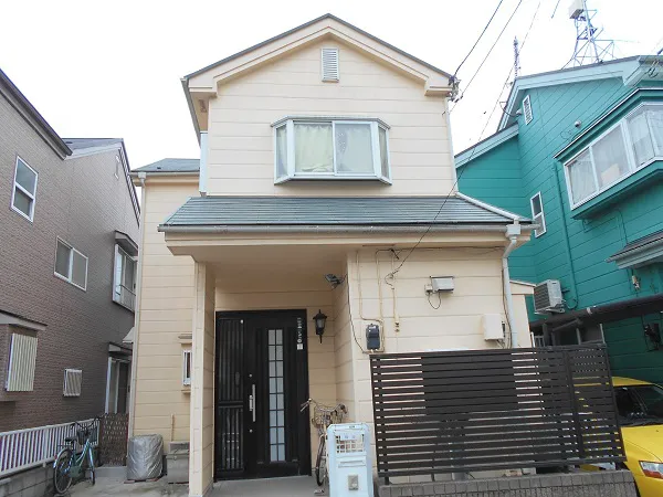埼玉県越谷市　屋根塗装　外壁塗装　施工前の状態　外壁と屋根の劣化症状 (2)