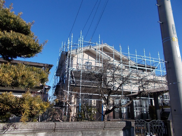埼玉県上尾市　E様邸　外壁塗装・付帯部塗装　施工前の状態　足場設置 (6)