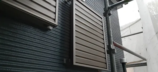 埼玉県さいたま市見沼区 H様邸 外壁塗装・屋根塗装・付帯部塗装 塗装完了後の仕上げ サッシ廻りの掃除 (1)