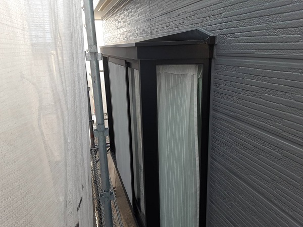 埼玉県さいたま市浦和区　G様邸　屋根塗装・外壁塗装　下塗り材の種類　サッシの掃除 (3)