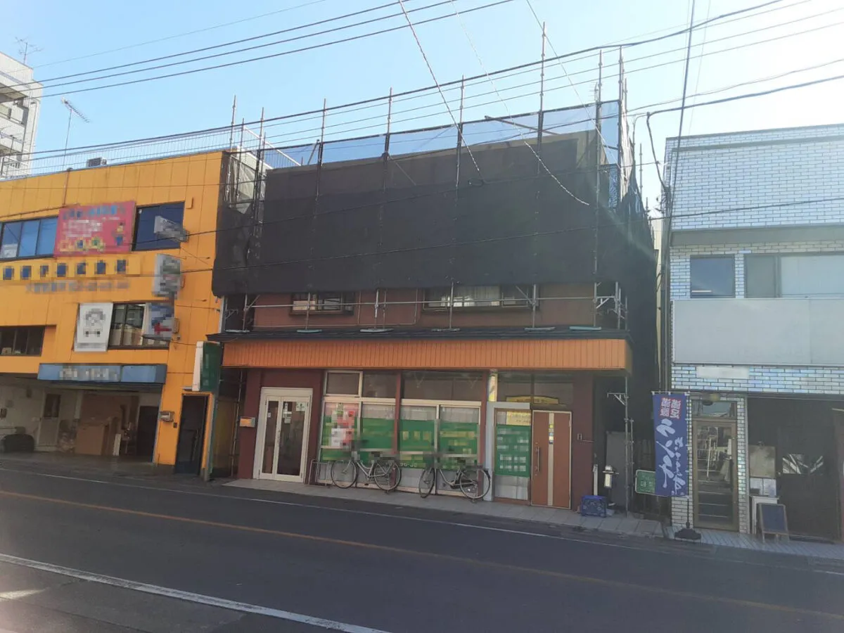 埼玉県さいたま市大宮区 某整骨院 外壁塗装 足場架設 高圧洗浄 足場の組み立て、メッシュシート (2)