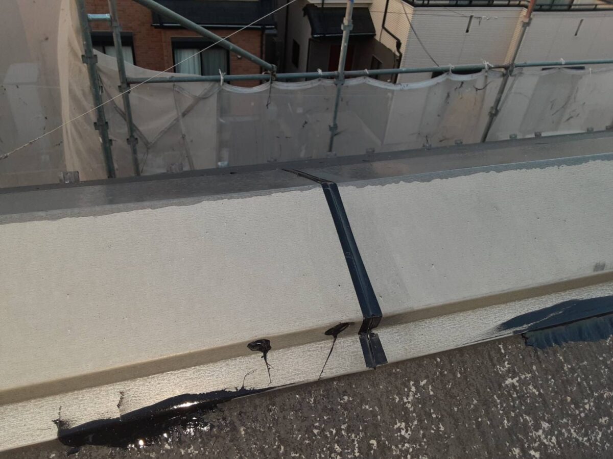埼玉県さいたま市見沼区　A様邸　外壁塗装　棟板金の劣化は雨漏りのもと　板金のコーキング