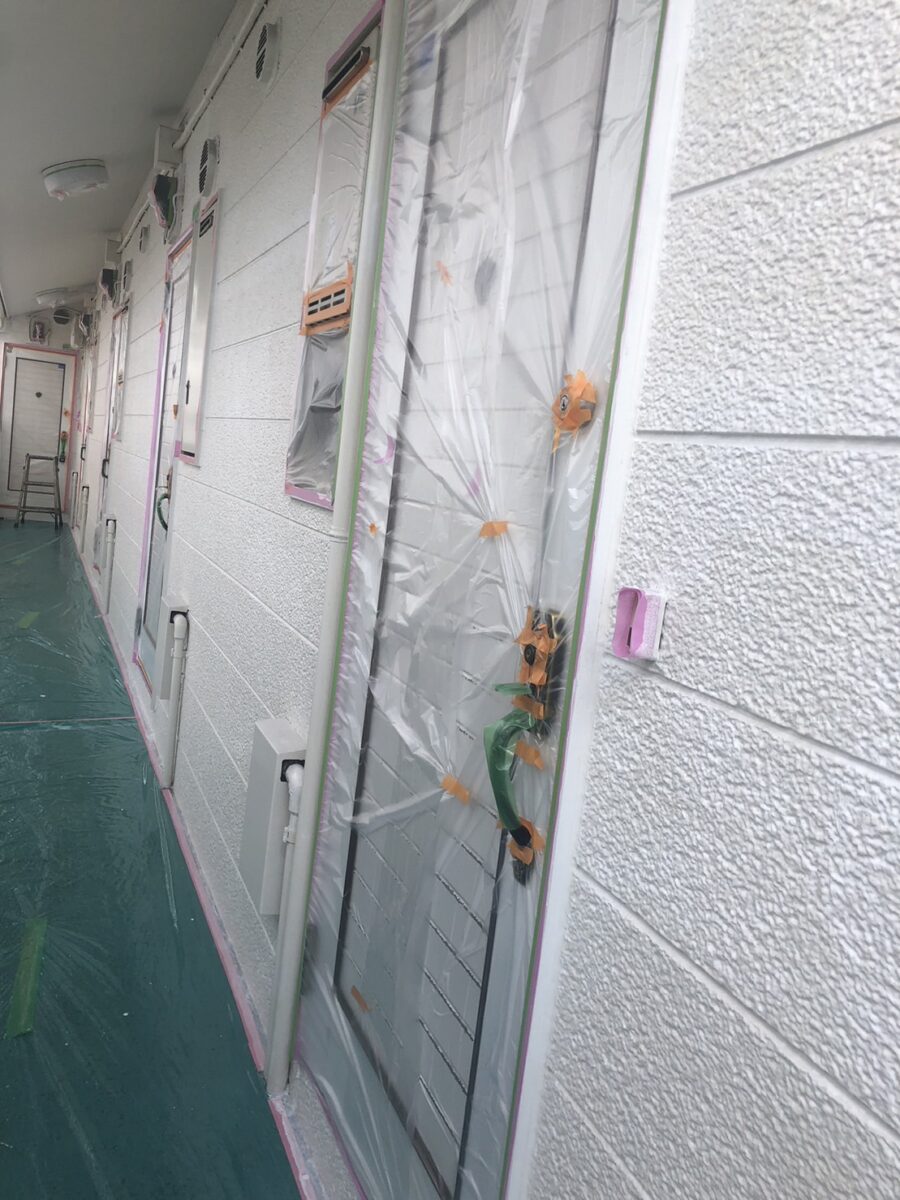 埼玉県さいたま市　集合住宅　屋根塗装　外壁塗装　下塗り　中塗り　三度塗り　外壁の下塗り (2)
