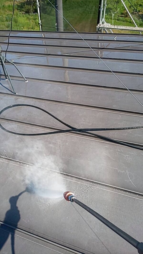 埼玉県滑川市 I様邸　屋根塗装 　屋根の高圧洗浄を行いました。