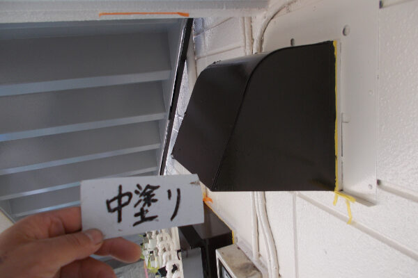 さいたま市O様邸_中塗り付帯部換気口