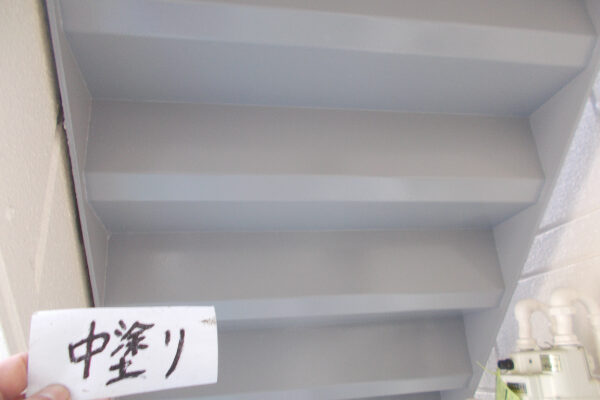 さいたま市O様邸_中塗り付帯部階段ウラ